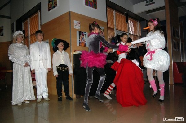 У Луцьку дітям із проблемних родин подарували новорічне свято. ФОТО