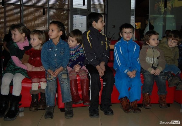 У Луцьку дітям із проблемних родин подарували новорічне свято. ФОТО