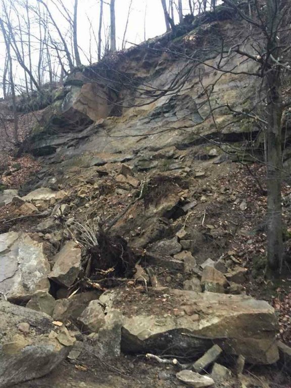 На Закарпатті шматок скелі перегородив дорогу до села. ФОТО