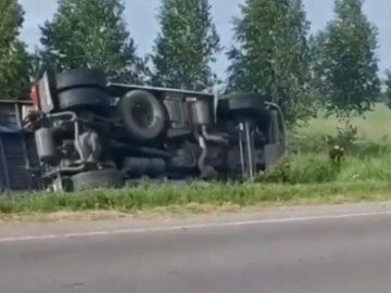 На волинській трасі перекинулась фура