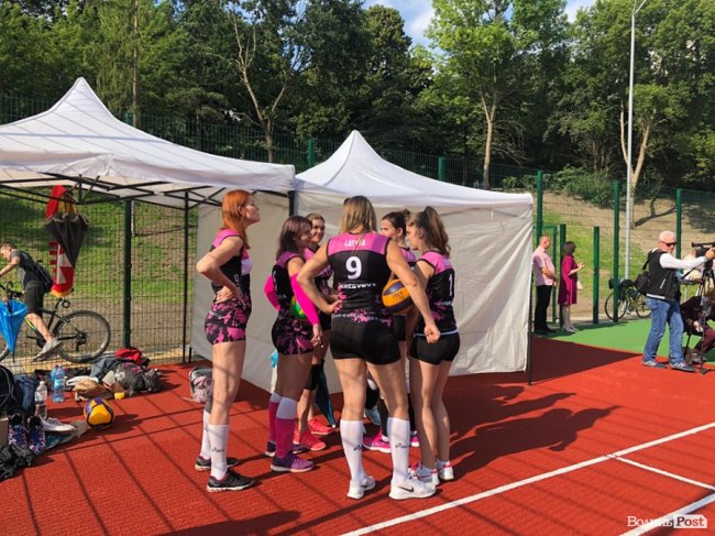 Поблизу центрального парку Луцька відкрили мультифункціональний спортмайданчик. ФОТО 