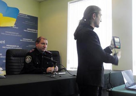 Волинських правоохоронців вчили корисуватися терміналами для сплати штрафів. ФОТО