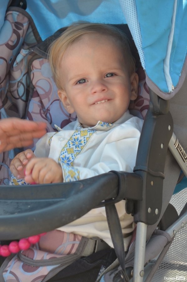 Лучани у вишиванках виклали число 930. ФОТО