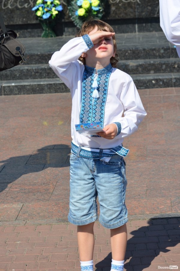 Лучани у вишиванках виклали число 930. ФОТО