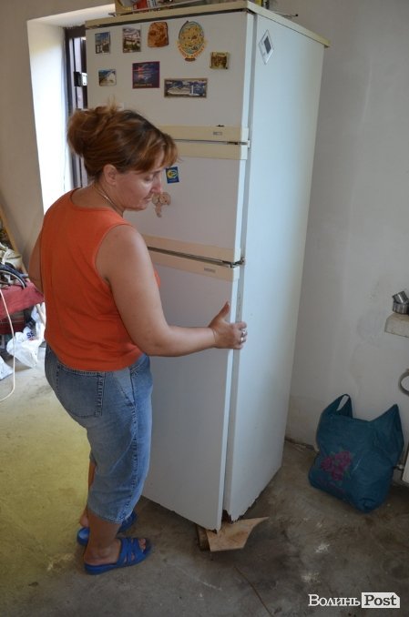 У холодильника почали відвалюватися дверцята