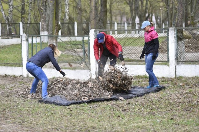 Небайдужі лучани вийшли прибирати парк. ФОТО