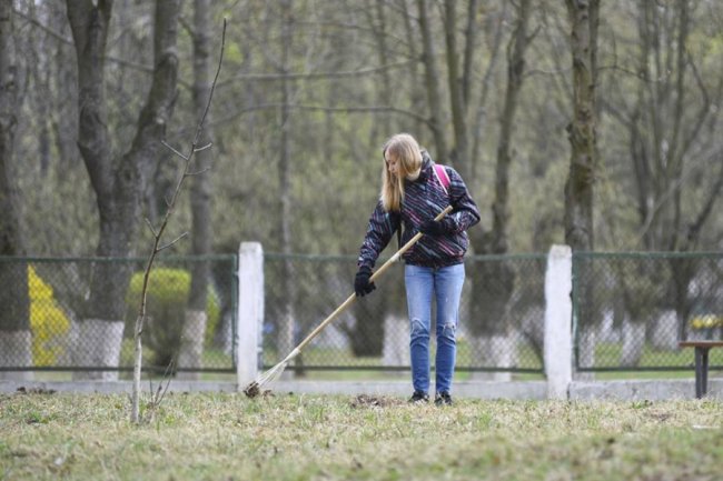 Небайдужі лучани вийшли прибирати парк. ФОТО