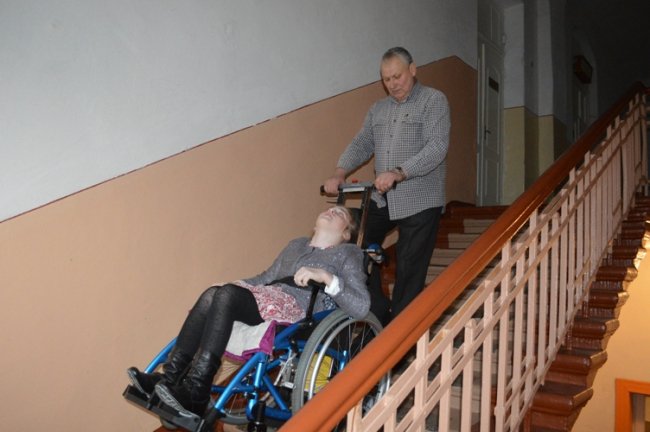 У волинську школу придбали спецпідйомник для дітей-візочників