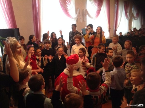 Спілкування - це найголовніше: помічники Миколая подарували новорічне свято дітям у Крупі. ФОТО 