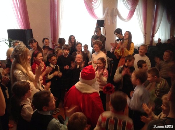 Спілкування - це найголовніше: помічники Миколая подарували новорічне свято дітям у Крупі. ФОТО 