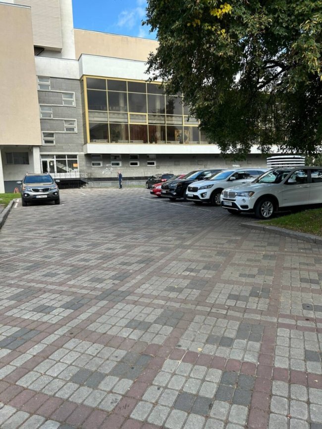 У центрі Луцька запрацювала платна парковка. ФОТО