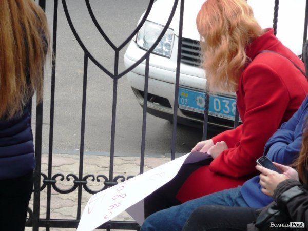 Парочці, яка знущалася у Луцьку над котом, може «світити» 2 роки. ФОТО. ВІДЕО