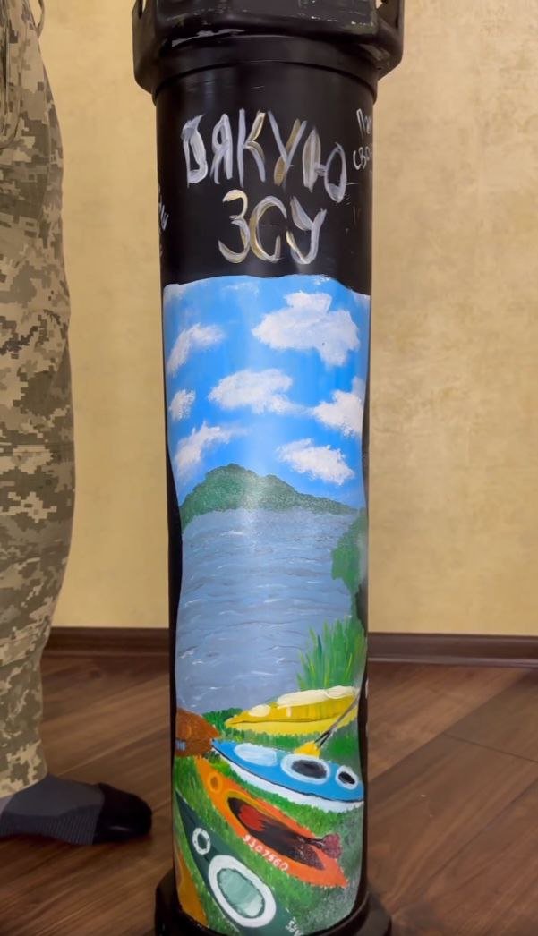 Тубус від артснаряду, що успішно «прилетів» по ворогу, продають на благодійному аукціоні