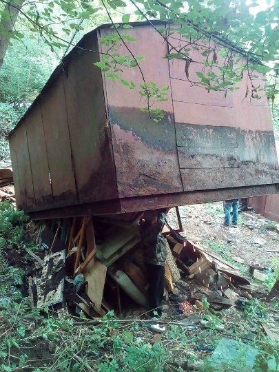 Замість авто –  мотлох: муніципали показали, що лучани зберігають в гаражах. ФОТО
