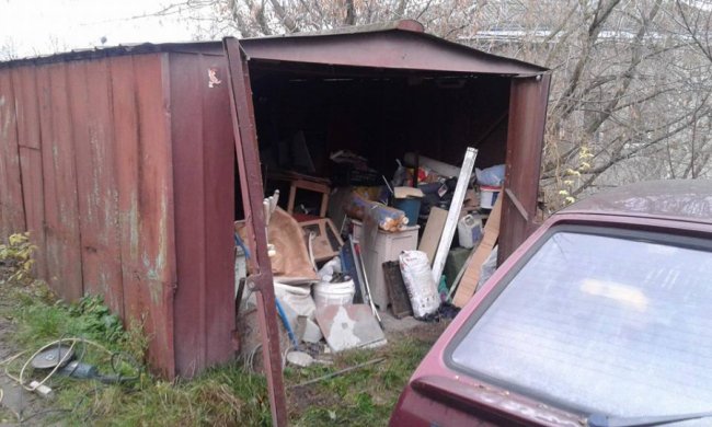 Замість авто –  мотлох: муніципали показали, що лучани зберігають в гаражах. ФОТО