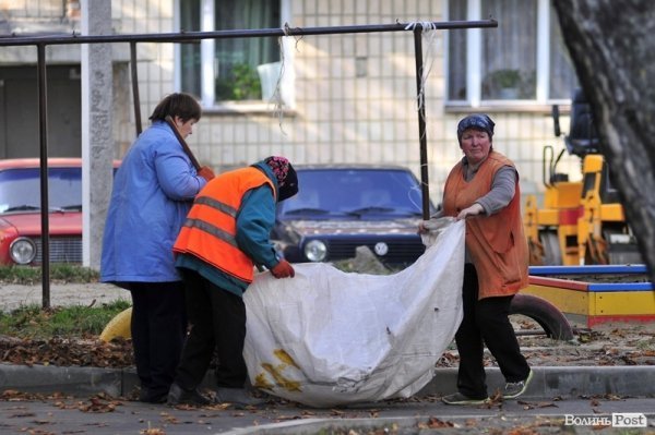 Люди, які прибирають луцькі вулиці. ФОТО