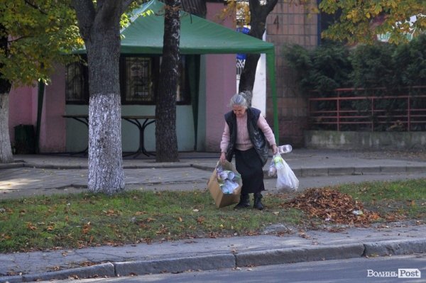 Люди, які прибирають луцькі вулиці. ФОТО