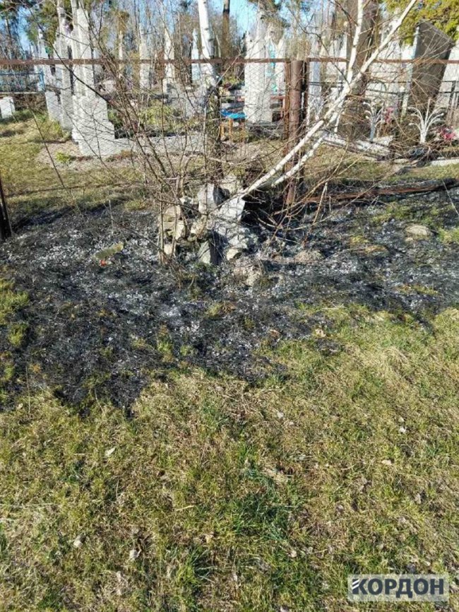 У місті на Волині  через спалювання трави ледь не згоріло кладовище. ФОТО