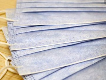 Луцька лікарка розповіла, як пошити маску вдома