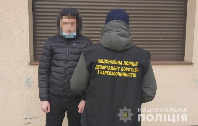 На Волині у лісопосадці затримали чоловіка з 20 згортками наркотиків. ФОТО