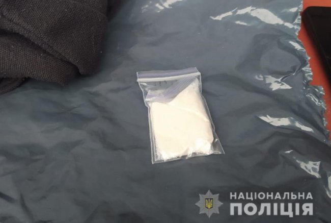 На Волині у лісопосадці затримали чоловіка з 20 згортками наркотиків. ФОТО