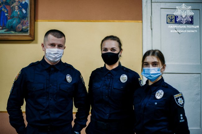 Волинські школярі отримали від патрульних та Генконсульства Польщі жилетки та флікери. ФОТО