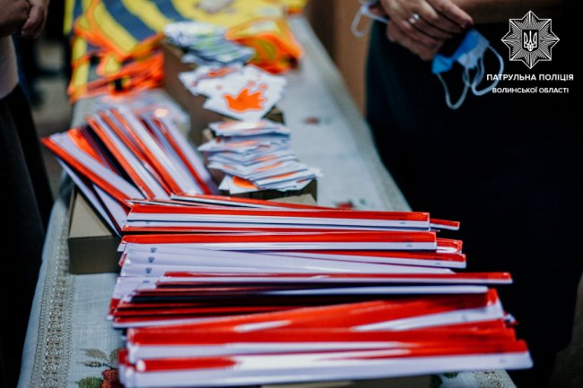 Волинські школярі отримали від патрульних та Генконсульства Польщі жилетки та флікери. ФОТО