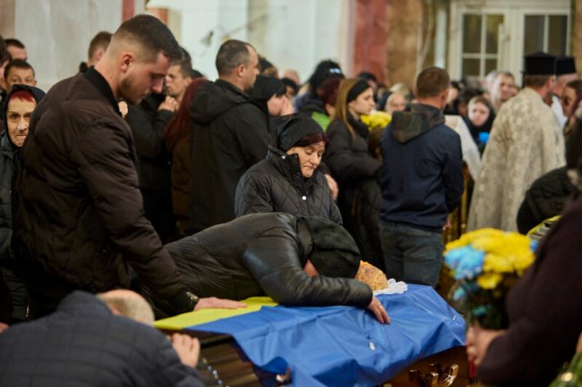 Луцьк - у скорботі: поховали двох воїнів, які загинули від російських куль