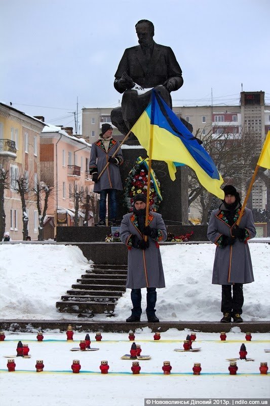 Нововолинськ вшанував Героїв Крут. ФОТО
