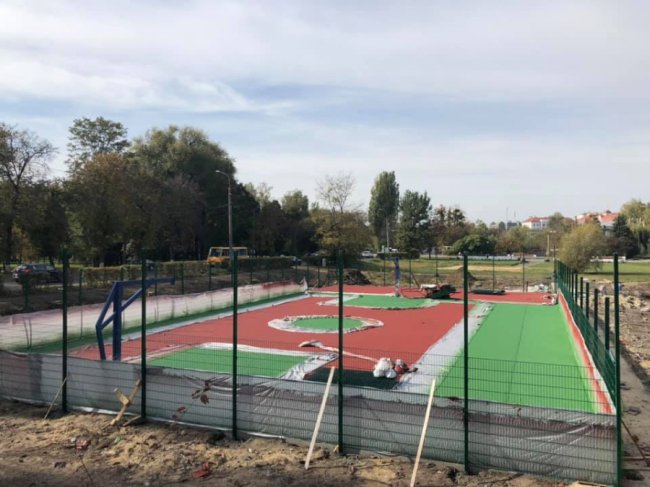 У Луцьку закінчують будівництво баскетбольного майданчика у парку. ФОТО