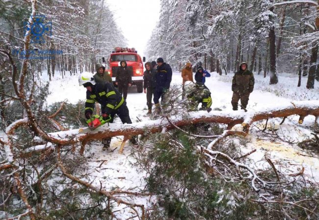 На Волині рятувальники відбуксирували 8 вантажних автомобілів та рейсовий автобус