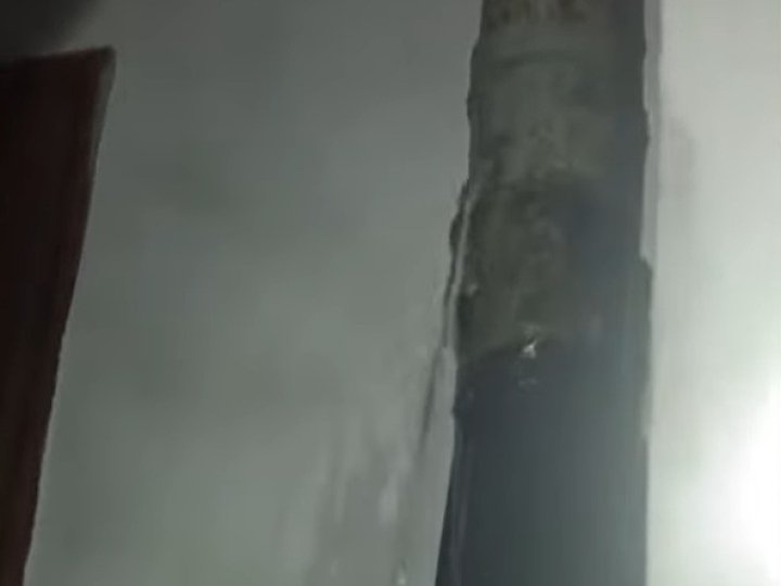 У Луцьку через лід прорвало трубу і підтопило багатоповерхівку. ВІДЕО