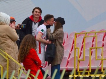 Луцький футболіст освідчився дівчині відразу після матчу.ФОТО