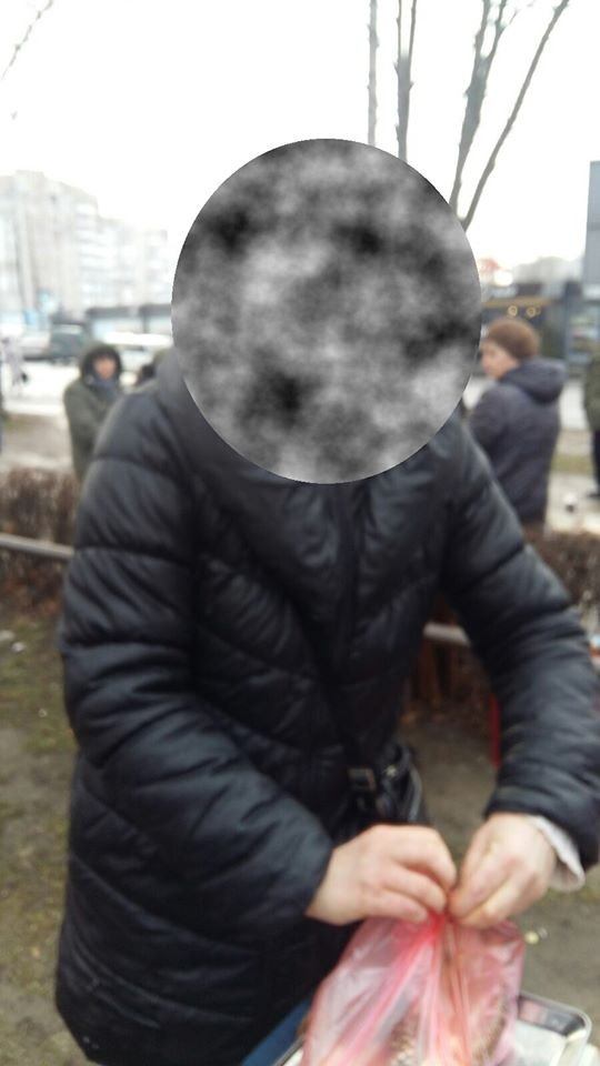 У Луцьку на ринку жінка незаконно продавала рибу. ФОТО