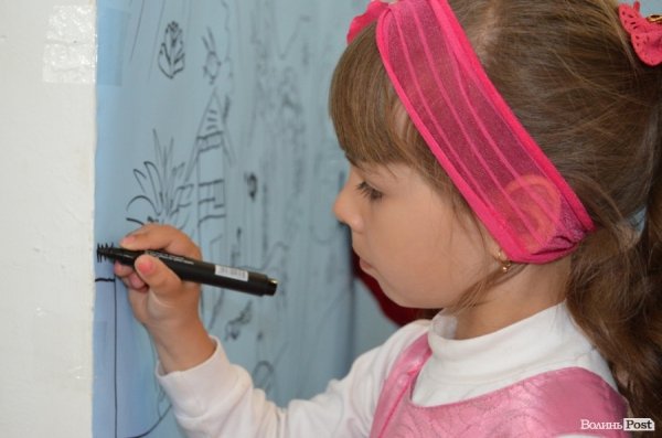 Діти малювали 15-метрову панораму Луцька. ФОТО