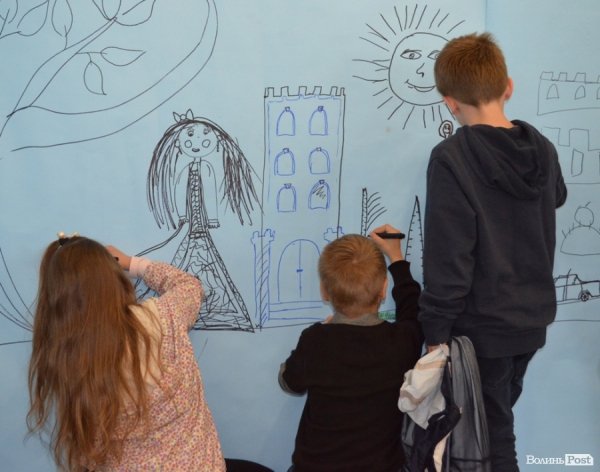 Діти малювали 15-метрову панораму Луцька. ФОТО