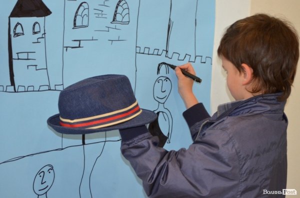 Діти малювали 15-метрову панораму Луцька. ФОТО