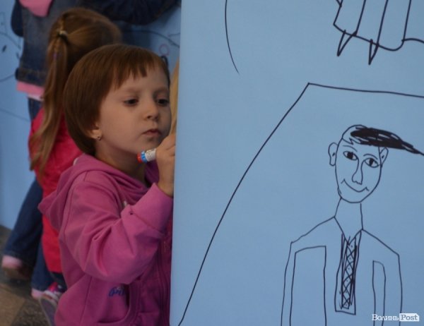 Діти малювали 15-метрову панораму Луцька. ФОТО