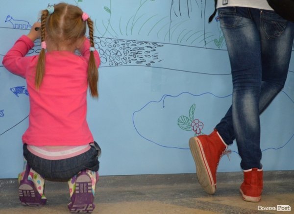 Діти малювали 15-метрову панораму Луцька. ФОТО