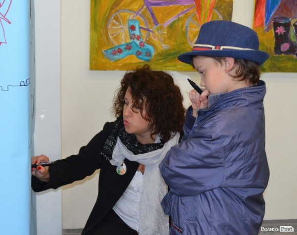 Діти малювали 15-метрову панораму Луцька. ФОТО