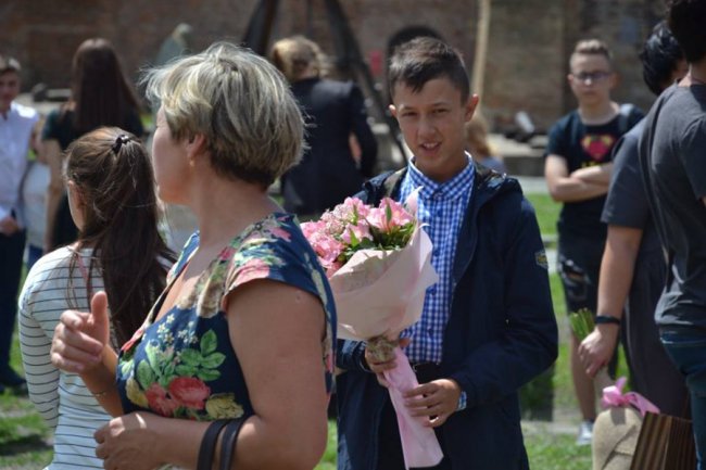 У Луцькому замку для новоспечених філологів та журналістів влаштували випускний