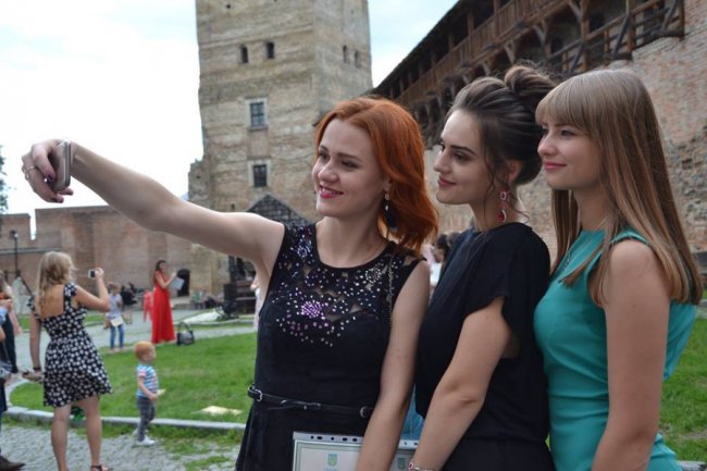 У Луцькому замку для новоспечених філологів та журналістів влаштували випускний