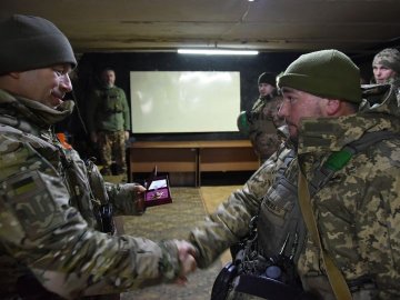 Командувач Сухопутних військ ЗСУ за виявлену мужність вручив нагороду воїну з Волині 