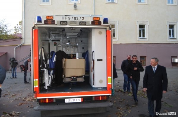 Луцький  госпіталь отримав реанімобіль для перевезення поранених. ФОТО