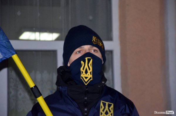 Вогонь та пам'ять: Маневичами пройшла смолоскипна хода на честь Героя