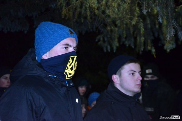 Вогонь та пам'ять: Маневичами пройшла смолоскипна хода на честь Героя