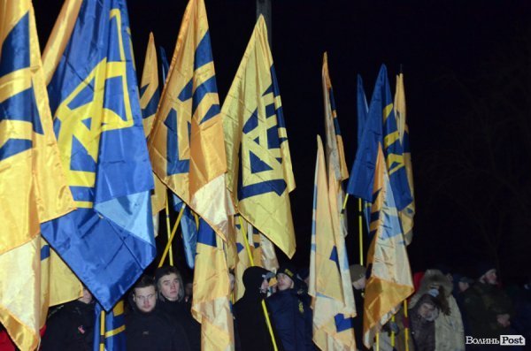 Вогонь та пам'ять: Маневичами пройшла смолоскипна хода на честь Героя