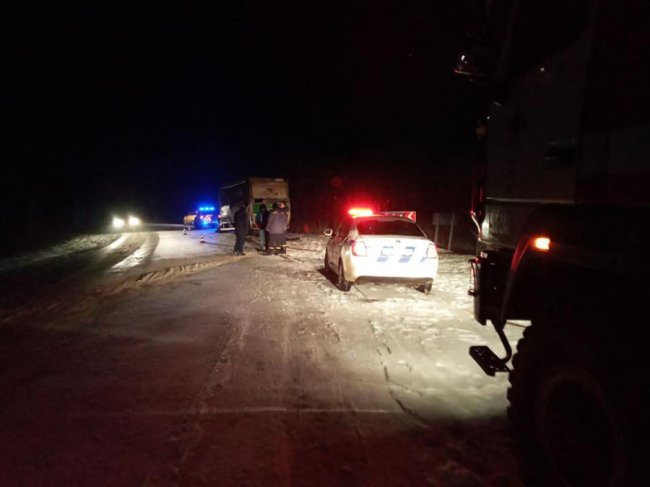 На автодорозі Доманово-Ковель-Чернівці-Тереблече – аварія: водія вантажівки «вирізали». ФОТО