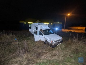 Водій втік: на Волині потяг протаранив автомобіль. ВІДЕО