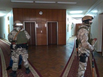 У «білий дім» на Київському майдані завітали автоматники